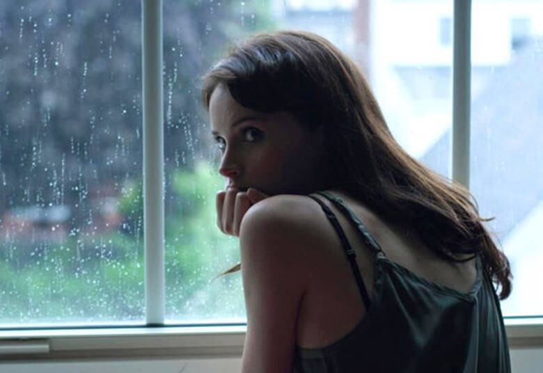 Com Felicity Jones no elenco, Paixão Inocente mostra as mudanças na vida de uma família de uma cidadezinha que acolhe uma jovem estudante intercambista
