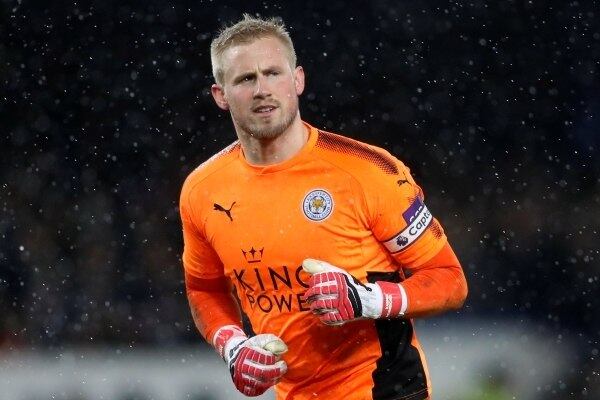 Filho de peixe, peixinho é: assim como o pai Peter, Kasper Schmeichel é goleiro, dinamarquês e já foi campeão do Campeonato Inglês. A terra natal dos dois goleiros tem sete jogadores na competição