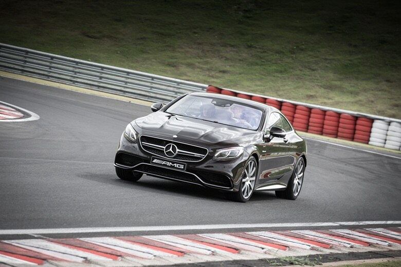 O terceiro lançamento apresentado pela montadora alemã é o S 63 AMG Coupé, derivado da família Classe S — a mais luxuosa da marca estelar. Ele chega neste mês por R$ 901.940 (US$ 346.900)

Montadora fixou o dólar na cotação US$ 1 = R$ 2,60