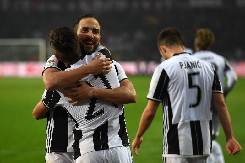 Higuaín abraça companheiro para comemorar vitória no clássico