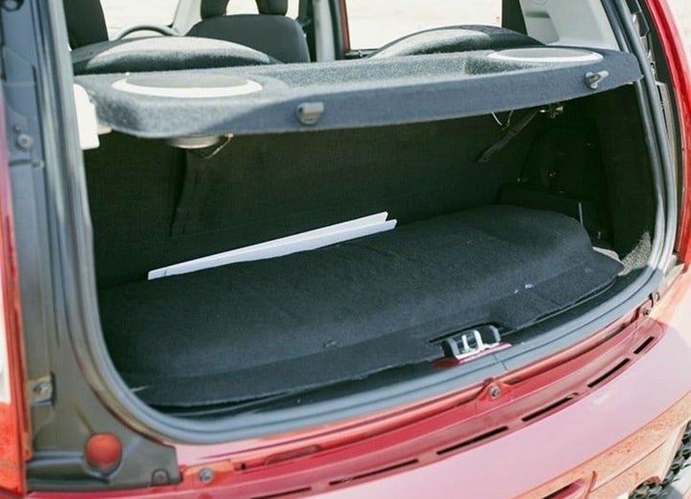 No porta-malas, a Tata informa uma capacidade modesta de 110 litros, que é limitada pelas dimensões do Nano