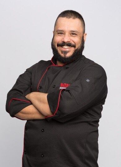 Luiz Toledo 
38 anos 
São Paulo – SP
Formação: Arquitetura
Especialidade: bolos temáticos, bolos decorados com pasta americana, esculturas, desenho, confeitaria infantil, bolos de casamento e 15 anos, fabricação de pasta americana, decoração com bico de glacê e flores de açúcar
