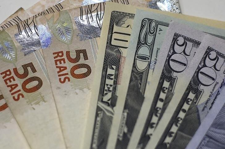 O dólar futuro caía cerca de 0,5%
