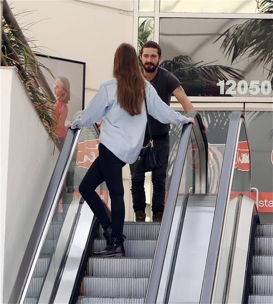 O casal ainda ficou brincando na escada rolante