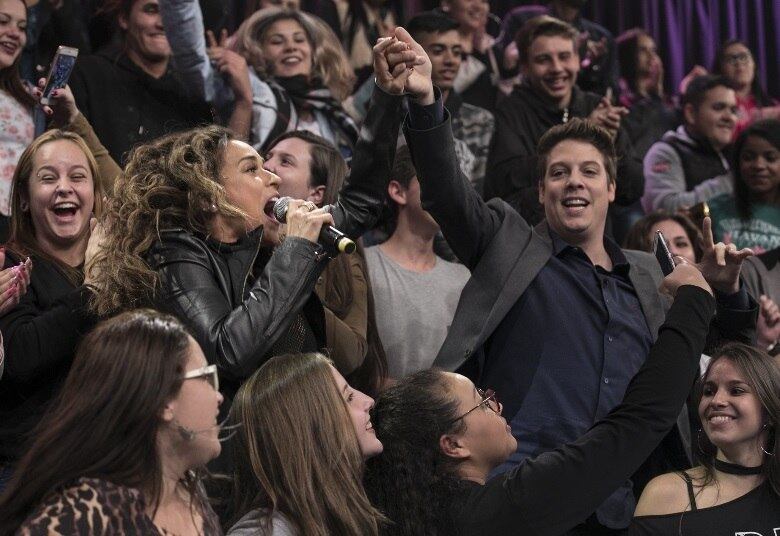 Para encerrar a entrevista em
alto astral, Daniela levanta a plateia do Porchat com alguns sucessos, entre
eles, Banzeiro. Não perca o Programa do Porchat desta quarta-feira (26), a partir da 00h15, na tela da Record TV. Assista ao talk show pelo PlayPlus. Acesse: PlayPlus.com