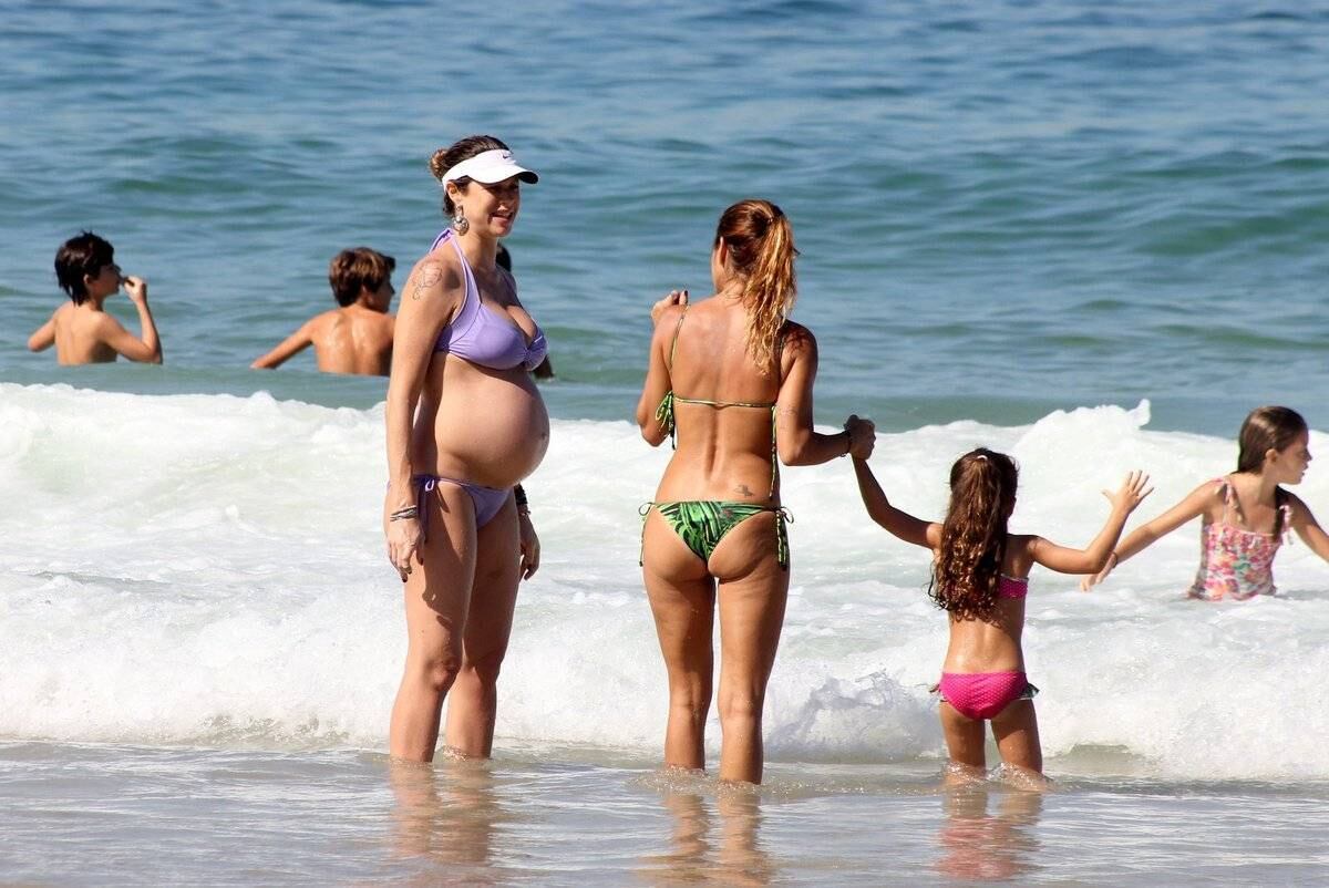 Grávida de cinco meses, Luana Piovani e o filho, Dom, curtem o Leblon, no Rio