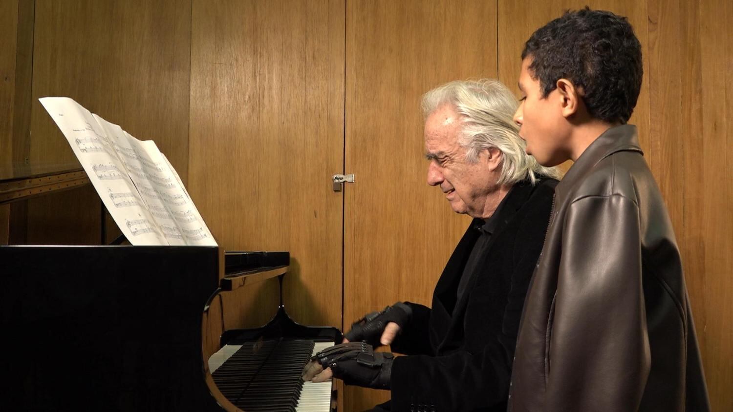 Ronald, de 10 anos, canta ao lado do maestro
João Carlos Martins