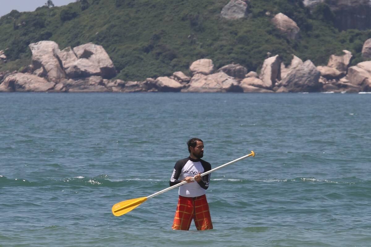 Bruno Gagliasso e Ricardo Pereira praticam stand up paddle na praia da Barra da Tijuca, no Rio