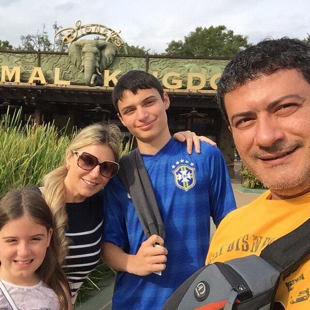 Tom gosta de compartilhar fotos da família nas redes sociais. O casal é pai de dois filhos