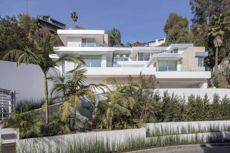 Quem estiver disposto a desembolsar essa quantia vai ter uma propriedade com 1.862 m² e 687 m² de área construída e uma vista espetacular da cidade. Apenas de imposto territorial, o equivalente ao nosso IPTU, o futuro dono dessa casa terá que pagar cerca de US$ 95 mil por ano (algo em torno de R$ 300 mil)