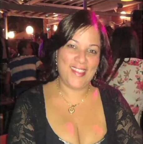 Um homem é suspeito de assassinar a ex-mulher na frente do
próprio filho de sete anos. Adenilda Amaro da Silva, de 37 anos, foi morta a tiros na
madrugada desta terça-feira (19) em sua própria casa, em Duque de Caxias, na
Baixada Fluminense. Assista ao vídeo