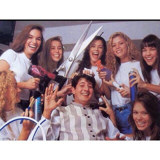 — Edson Freitas e as Paquitas Nova Geração. Edson era o grande responsável pelo tapa no visual da plateia do "Planeta Xuxa" que participava do tão famoso quadro "Transformação", que foi copiado por quase todos os programas de auditório. Grande profissional! — diz a legenda desta foto