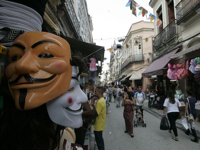A Máscaras Condal, sediada em São Gonçalo, na região metropolitana, costuma vender em média 350 máscaras desse tipo às vésperas do Carnaval, considerada a alta temporada do ramo. Contudo, desde a última quinta-feira (13), o personagem, que não costuma ser tão requisitado na folia, faz correr acelerado o caixa da fábrica administrada pela espanhola Olga Gibert, 54 anos. Segundo ela, hoje são vendidas 800 peças do personagem a cada dia. As lojas do mercado popular do Saara, no centro do Rio, compram cada unidade por R$ 3 e revendem por até R$ 9