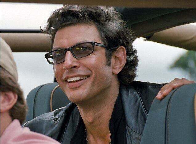 



Há uma razão para sempre Ian Malcolm estar vestindo preto. É
para simbolizar a rivalidade com Hammond, o dono do parque, que sempre aparece
vestido de branco

