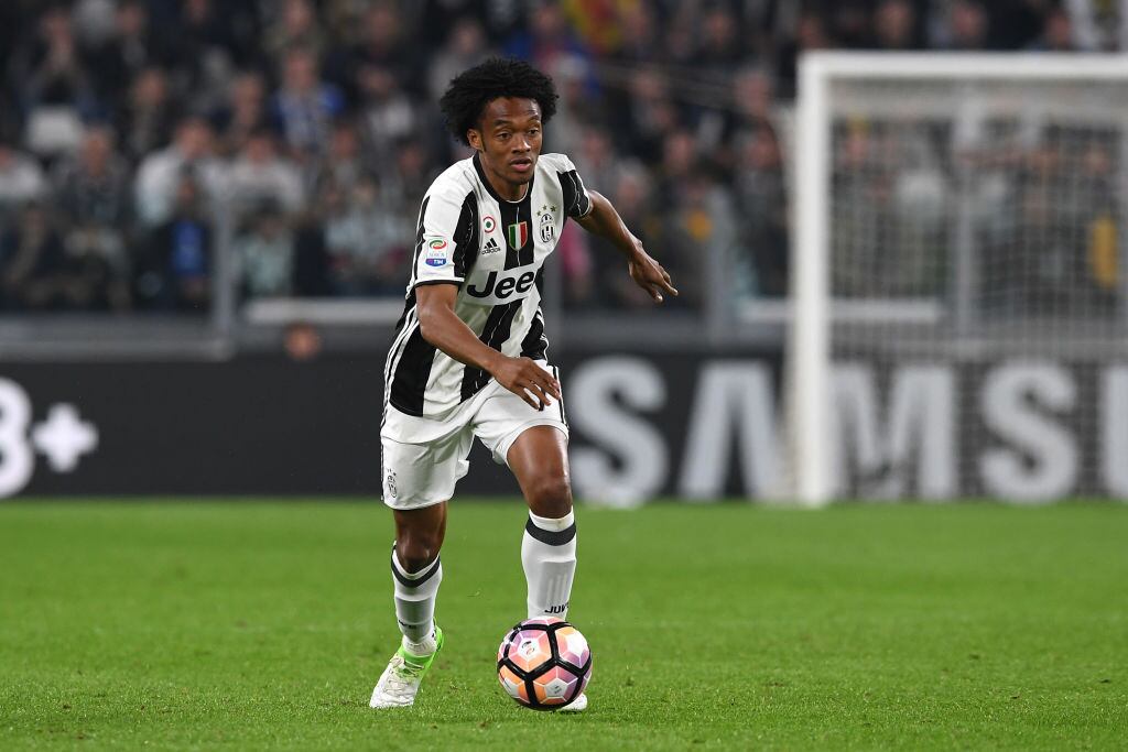 O colombiano Juan Cuadrado vai ficar na Juventus. Contratado nos mesmos moldes de Benatia, ele ficou um semestre em Turim por empréstimo, pelo qual a Juve desembolsou 5 milhões de euros, e agora foi adquirido em definitivo. Para ter o meia-atacante de 29 anos, a hexacampeã italiana pagou outros 20 milhões de euros (R$ 73,6 milhões) ao Chelsea
