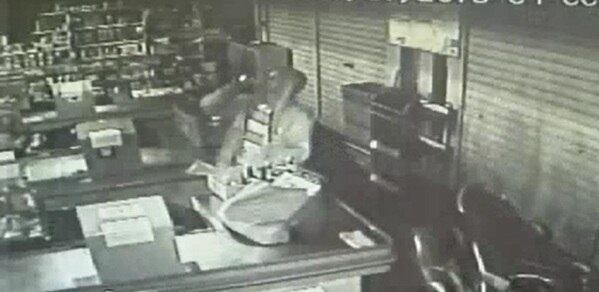 O circuito interno do supermercado flagrou a ação do bandido