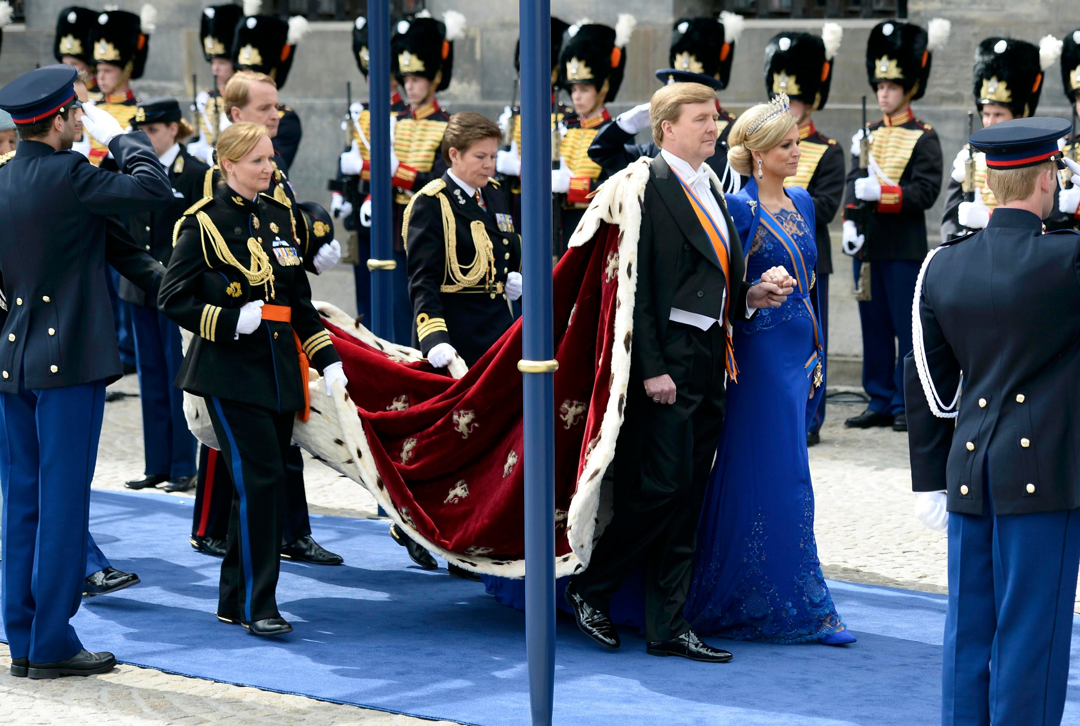 O novo rei dos Países Baixos, um território com 16,7 milhões de habitantes e que engloba Holanda, Aruba, Curaçao e Sint Maarten, prestou uma singela homenagem a sua mãe e acrescentou que, "em nome também da rainha, agradecia os presentes por todo apoio e confiança"