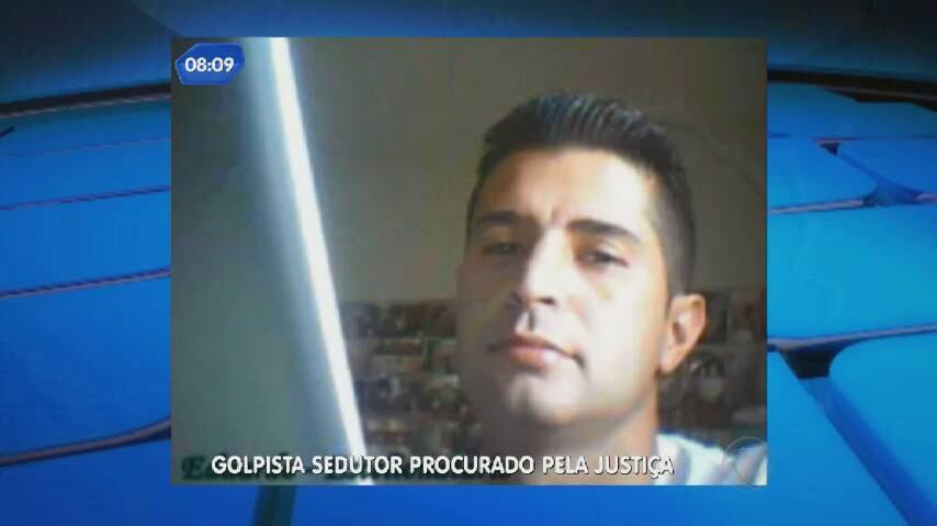 A secretaria de Estado de Segurança Pública confirmou que dois inquéritos foram abertos no nome de Carlos Eduardo. Segundo a polícia civil, ele é investigado por estelionato, ameaça e violência doméstica. O suspeito foi intimado a prestar esclarecimentos, mas não foi localizado em nenhum dos endereços citados pelas vítimas. As mulheres prejudicadas por ele estão sendo ouvidas e documentos que compravariam as fraudes já foram entregues à policia
