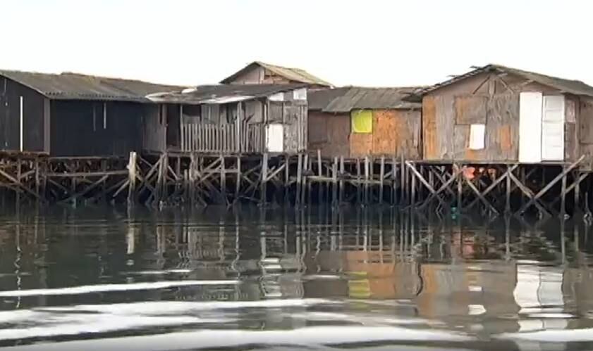 Erguidas sobre estacas, as palafitas não têm esgotamento sanitário