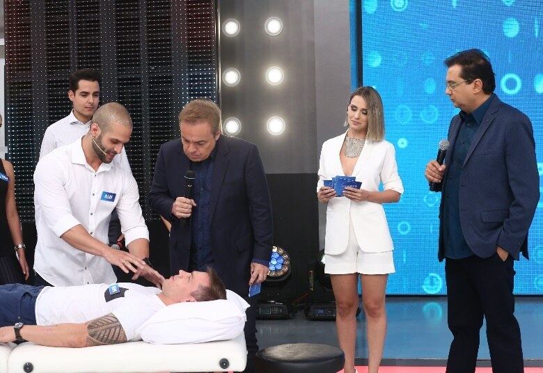 As imagens chegam a
assustar pelo impacto. No palco do Gugu, alguns especialistas esclarecem o
assunto