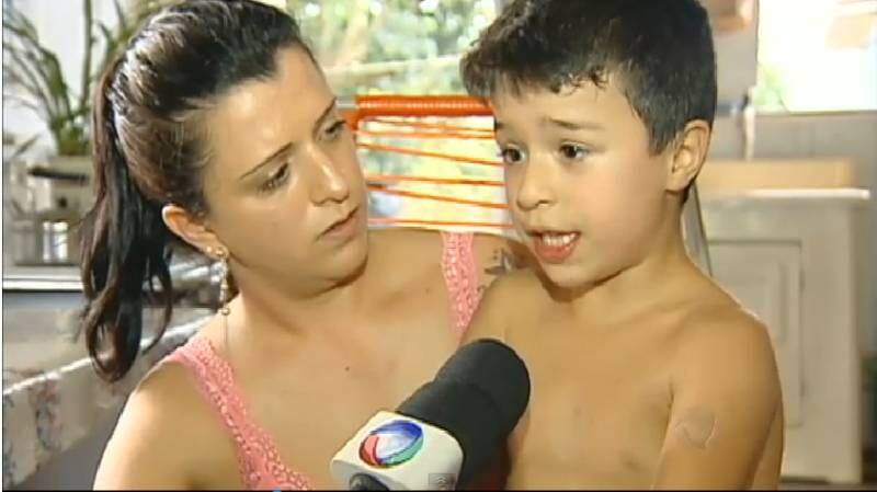 Uma criança levou um choque ao tomar água de um dos bebedouros de uma escola
municipal em Gravataí, no Rio Grande do Sul. Yuri Rocha, de sete anos, está com
as pontas dos dedos inchada e com ferimentos por todo o corpo. São os lugares
por onde a corrente elétrica passou