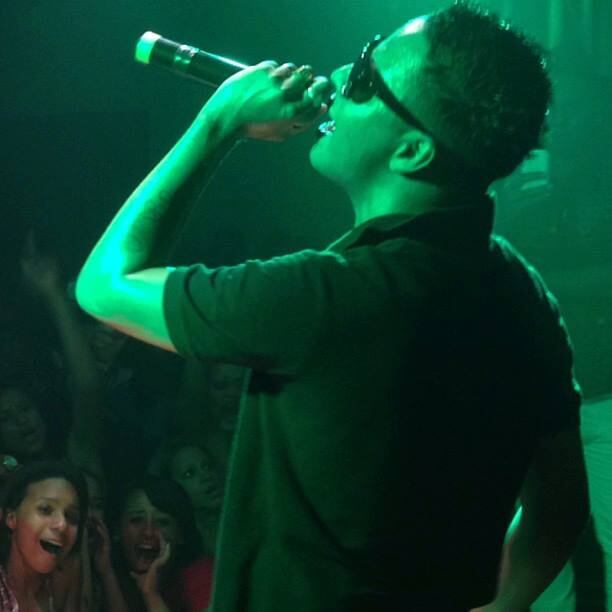 “Eu sou funkeiro sim e disso me orgulho. Levo no peito as
cicatrizes do preconceito”, diz outro trecho da música. Daleste também cita na
letra que sua agenda de shows está “lotada de lugares” 