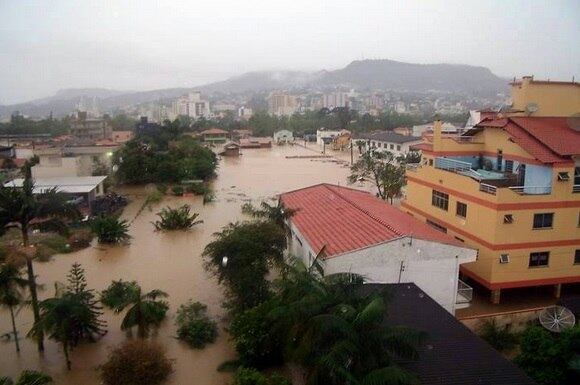 A Defesa Civil monitora três barragens no Vale do Itajaí. A de Ituporanga ficou com duas comportas fechadas e três abertas, mas no início da tarde ela transbordou. As de Taió e José Boiteux estão com todas as comportas fechadas