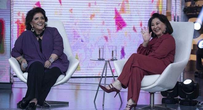 Kika Sato e Leda Nagle participam de um jogo no palco do programa