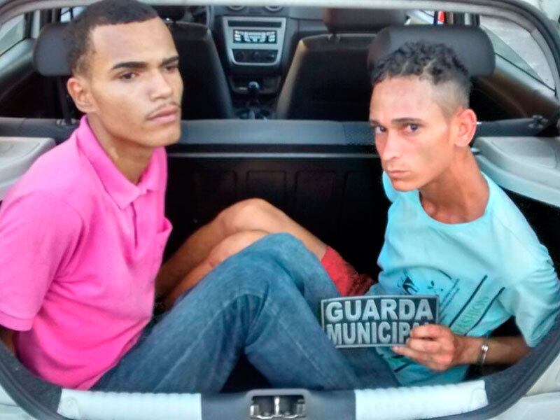 A dupla foi abordada e, segundo a guarda municipal, foi encontrado um celular