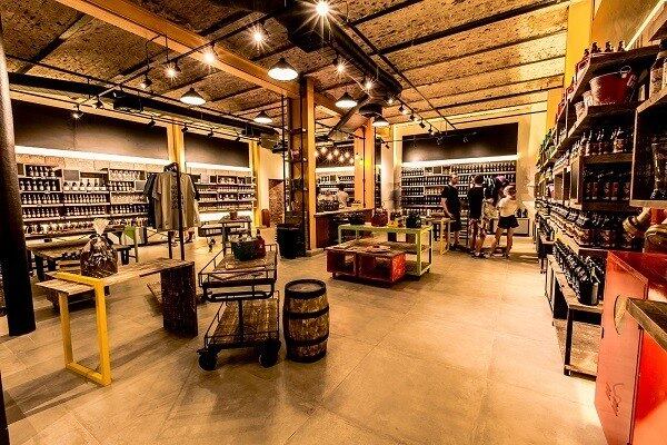 A lojinha é imperdível. Lá você encontra outros rótulos, como Wäls, Colorado e Goose Island, além de camisetas, bonés e acessórios 