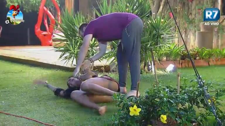 Lorena se joga no chão para não sair da pista
