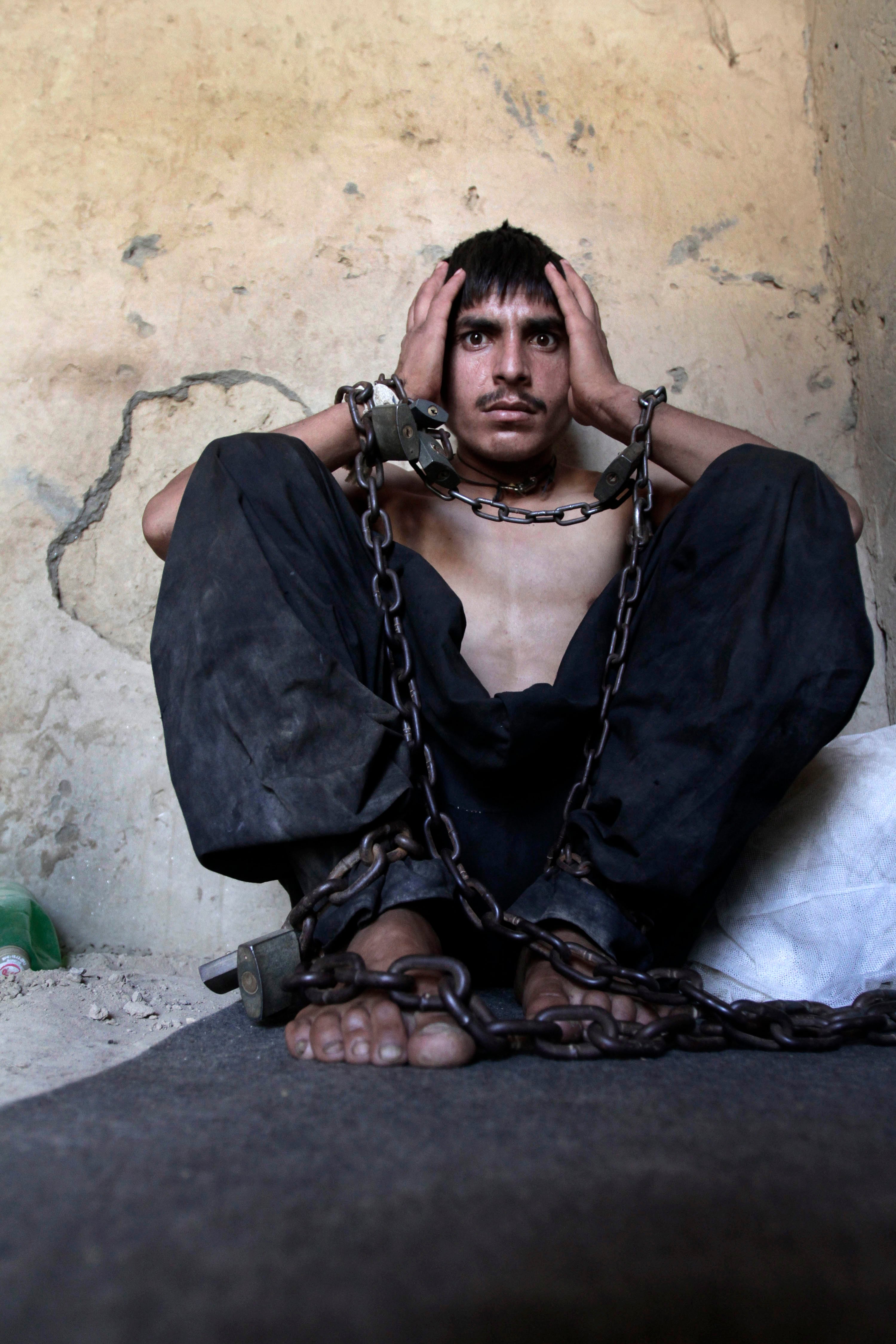 



Acorrentado
firmemente à parede pelos braços e pernas, e com apenas um pedaço de pão para matar
a fome, é fácil pensar que este homem está encarcerado por algum crime hediondo
que cometeu.


Mas ele,
assim como todos os outros homens que aparecem nas fotos a seguir, não é um
criminoso. Ele é um viciado em recuperação.


No
Afeganistão, o tratamento contra as drogas é assim