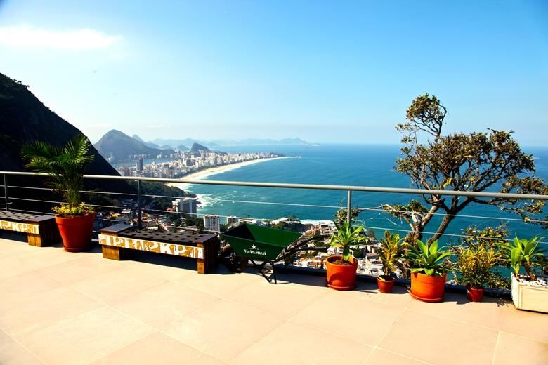 Após a pacificação e com uma vista de tirar o fôlego, o Vidigal é o queridinho dos morros cariocas, das novas baladas da cidade e até de pessoas que querem fugir de outras partes mais caras da zona sul do Rio. Devido a grande procura, os preços de casas no local dispararam. Segundo o corretor de imóveis Roberto Cândido, o metro quadrado de uma laje com vista privilegiada para a orla do Leblon custa hoje entre R$ 5 mil e R$ 7 mil.


- O valor é alto para uma comunidade. Em Campo Grande na zona oeste, por exemplo, custa R$ 6.500. O Vidigal é a favela com mais glamour do Rio, a mais procurada por estrangeiros e isso encarece as coisas por lá