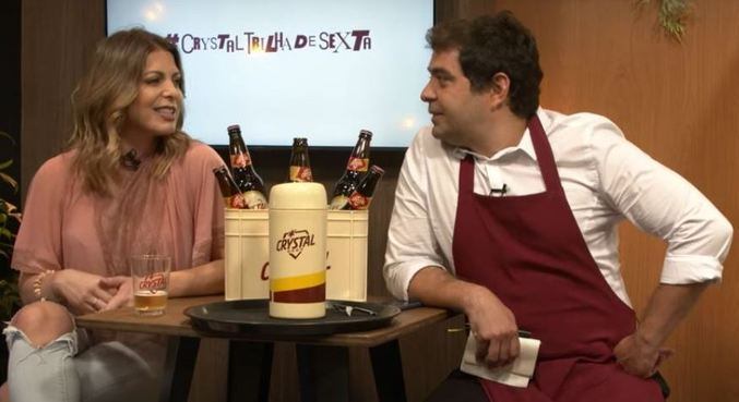 Garçom Orestes e Sheila Mello, uma das convidadas da primeira temporada