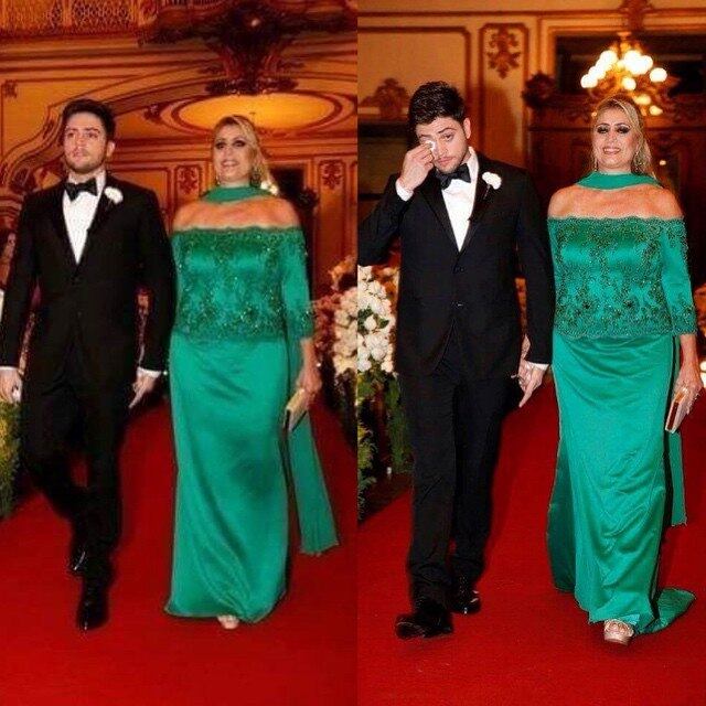 Rodrigo Godoy entrando na igreja ao lado da mãe