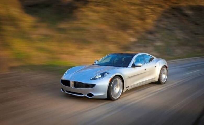 Por falar em fotógrafos, foi a bordo do Fisker Karma cromado que o astro teen atropelou um paparazzi
