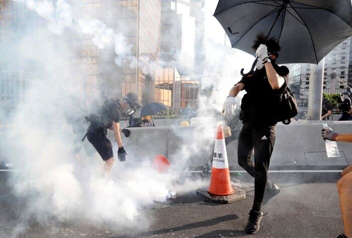 Nas linhas de metrô e no aeroporto local, a situação deixou muitos passageiros presos nas plataformas. O governo acabou por recomendar que as empresas sejam tolerantes com os atrasos de seus funcionários nesta segunda-feira