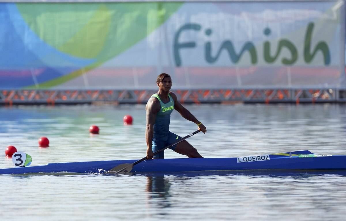 A vida de Isaquiais, porém, nunca foi fácil. Após perder o pai quando tinha dois anos, via sua mãe sair para trabalhar e, muitas vezes, deixando os dez filhos trancados dentro de casa. Certa vez Isaquiais ficou sumido, para a preocupação de sua mãe. Foi encontrado em uma fazenda, sozinho e chorando muito
