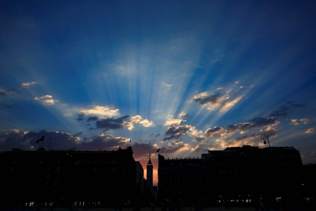 MEX8758.CIUDAD DE MÉXICO (MÉXICO), 02/04/2021.- Fotografía de un atardecer desde el Zócalo donde se observa la Torre Latinoamericana, hoy en la Ciudad de México (México). EFE/Carlos Ramírez