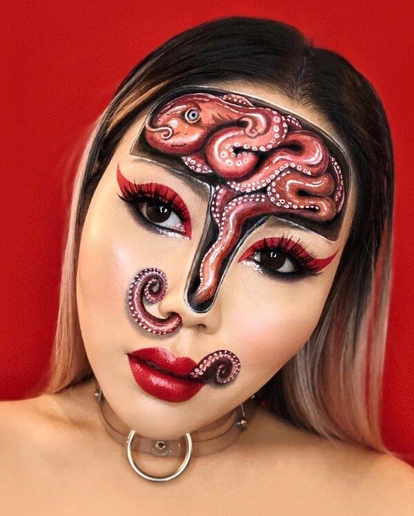 Hoje, com mais de 700 mil seguidores no Instagram, Mimi participa de master classes de maquiagem pelo mundo, explicando como produz seus trabalhos  
