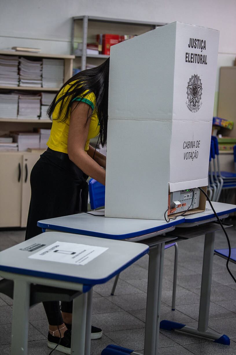 São Paulo, SP - 02.10.2022 - Eleições 2022, 1º Turno - Eleitores nas enfrentam longas filas para votar neste primeiro turno das eleições 2022. EMEF Monteiro Lobato, Pirituba, cabine eleitoral. Foto Edu Garcia/R7