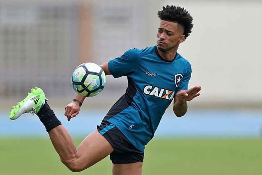 Lateral-direito da Lusa, Luis Ricardo continua a vestir a camisa do Botafogo, onde não fez uma boa temporada (Foto: Foto: Vitor Silva/SSPress/Botafogo / LANCE!)