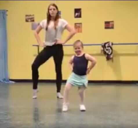 A pequena Ana é pura graça quando dança uma mistura de Sut Up e Walk the Moon ou o clássico I Wanna Dance With Somebody, de Whitney Houston