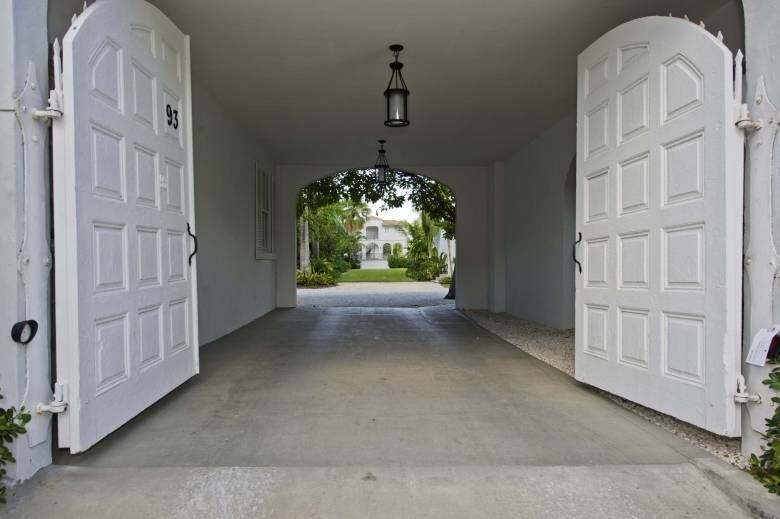 Esta é a entrada principal da mansão, que dizem ter sido o local onde foi organizado o Massacre do Dia de São Valentim, em 1929, que colocou frente a frente duas quadrilhas de gângsteres durante e Lei Seca, nos EUA, e resultou na morte de sete pessoas