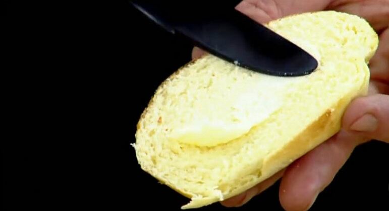 Pão fofinho (sugestão para entrada)

Ingredientes

3 ovos
5 colheres de sopa de açúcar
3 colheres de sopa de manteiga
1 colher de chá sal
250ml de leite morno  
10g de fermento biológico (1 colher de sopa)
3 xícaras de farinha de trigo
1 gema de ovo para pincelar

Preparo

Adicione ovos, o açúcar, o
fermento seco, a manteiga, o sal e o leite morno no liquidificador e bata
até misturar. Reserve esse creme em uma cumbuca e vá adicionando a farinha
aos poucos, sempre mexendo. Salpique trigo na bancada, coloque a massa e polvilhe nela também, sem precisar sovar. Forme uma bola e deixe
descansar coberta por 1 hora. Depois, divida a massa em duas partes, abra uma
delas com um rolo de macarrão. Após isso, enrole e deixe no formato de pão. Coloque em uma forma, cubra com filme plástico e
deixe descansar por mais de uma hora. Asse a 200ºC por 25 minutos e está pronto!