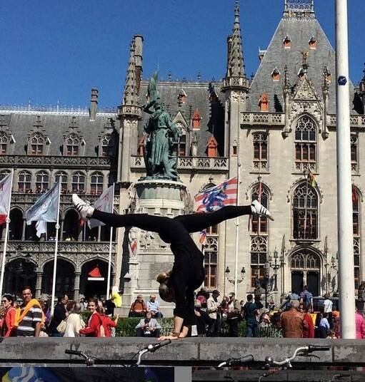 Ou essa, fazendo acrobacias em plena praça em Bruges, na Bélgica
