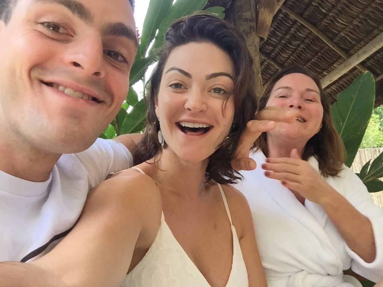 Um dos padrinhos confirmados é o ator, diretor e apresentador Miguel Falabella. Foi ele quem batizou a primeira personagem interpretada por Laura, a Luiziane, no seriado Pé na Cova, da Globo 
