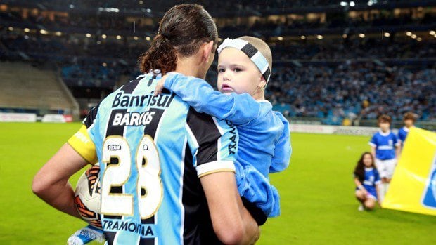 Inclusive entrou com Gabrieli no colo em um jogo do Grêmio, em 2013