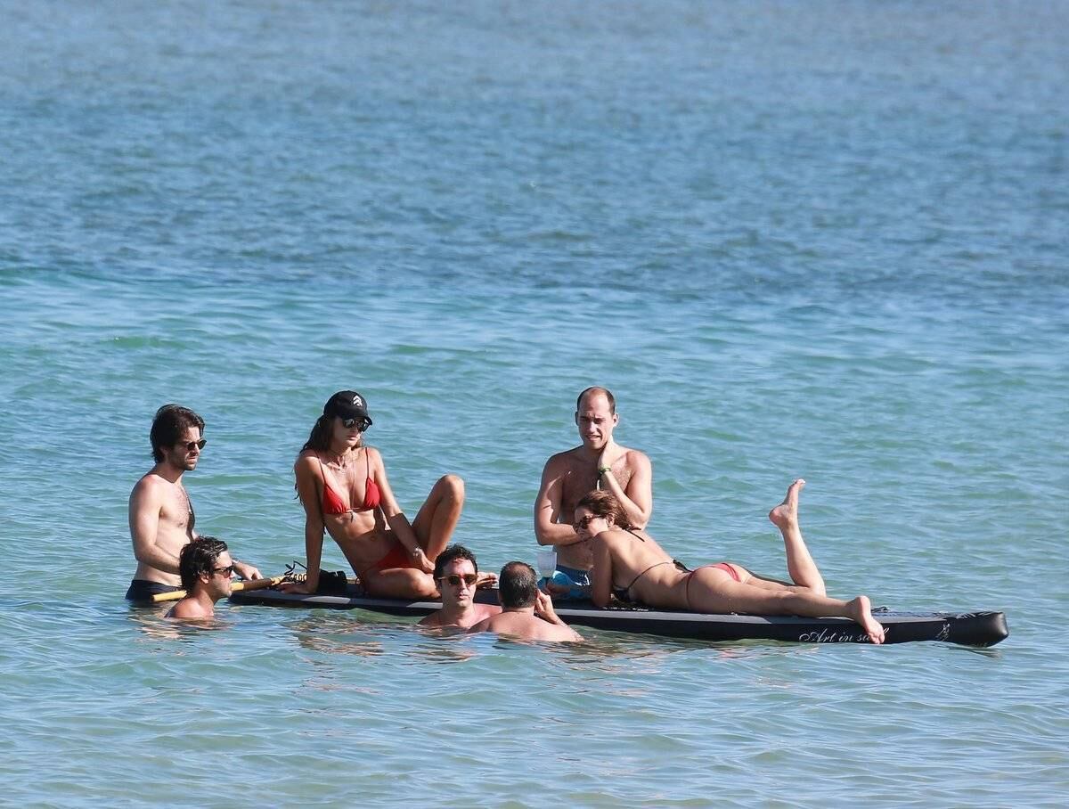 A modelo ainda aproveitou o dia de sol para botar o papo em dia