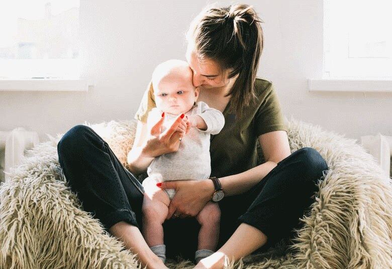 Para a consultora de carreira e mentora de profissionais que vivem o processo da maternidade, Deborah Toschi, são raros os casos das mulheres que já se preparam com antecedência para conciliar carreira e filhos. No entanto, “a mulher que já tem em seu plano de vida a maternidade, pode antecipadamente procurar uma empresa onde se sinta bem recebida durante este período”, explica